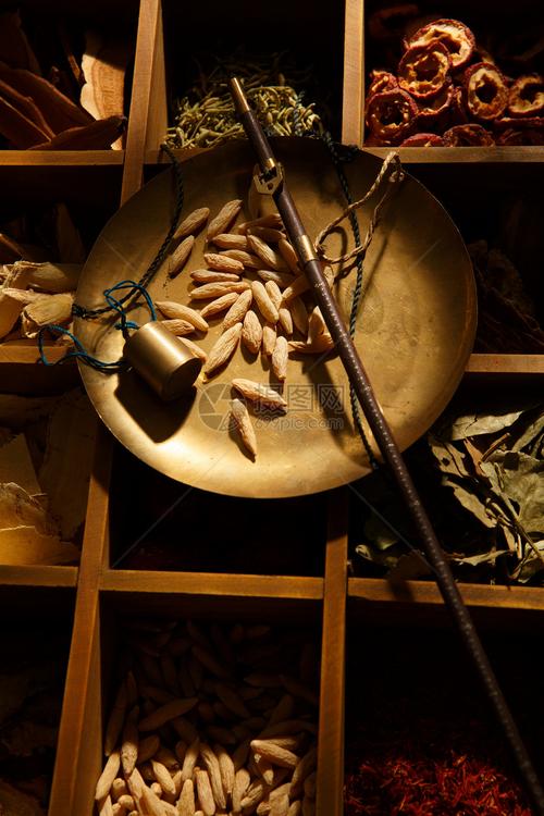 传统草药、现代生物制品与医疗用品的融合 医疗健康的三重协奏